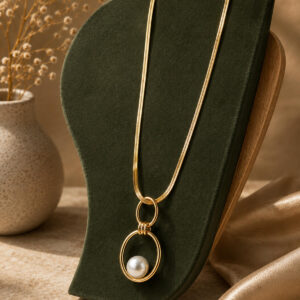 Elara Pearl Loop Necklace